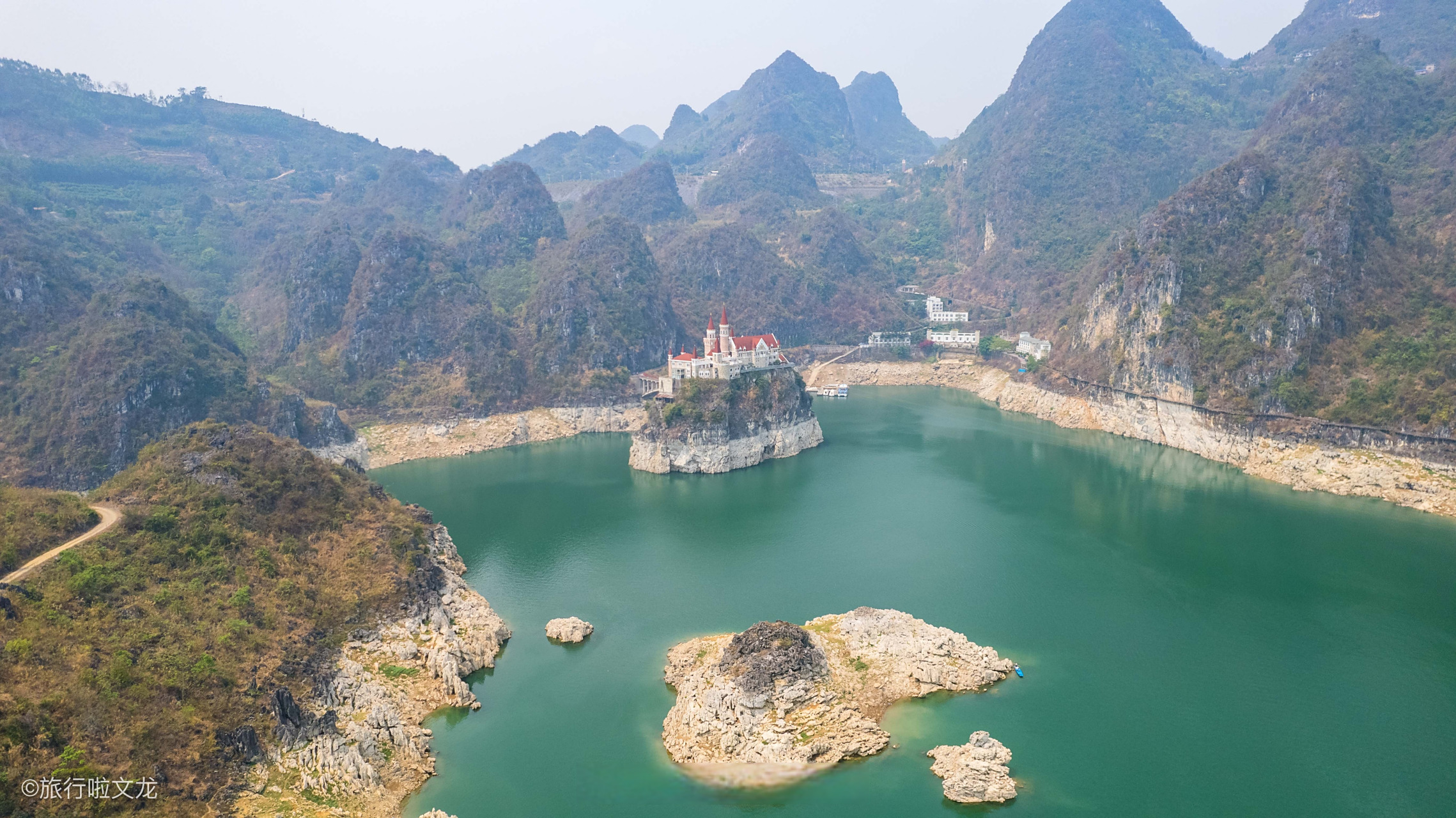 贵州旅行,今天驱车来到兴义,看过万峰湖后,吉隆堡就是更大的亮点.