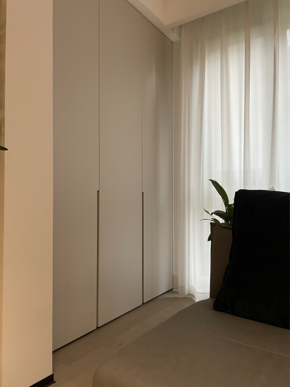 极简装修——通顶柜门铣槽无拉手 路过的小们能帮忙给我女儿弹钢琴的