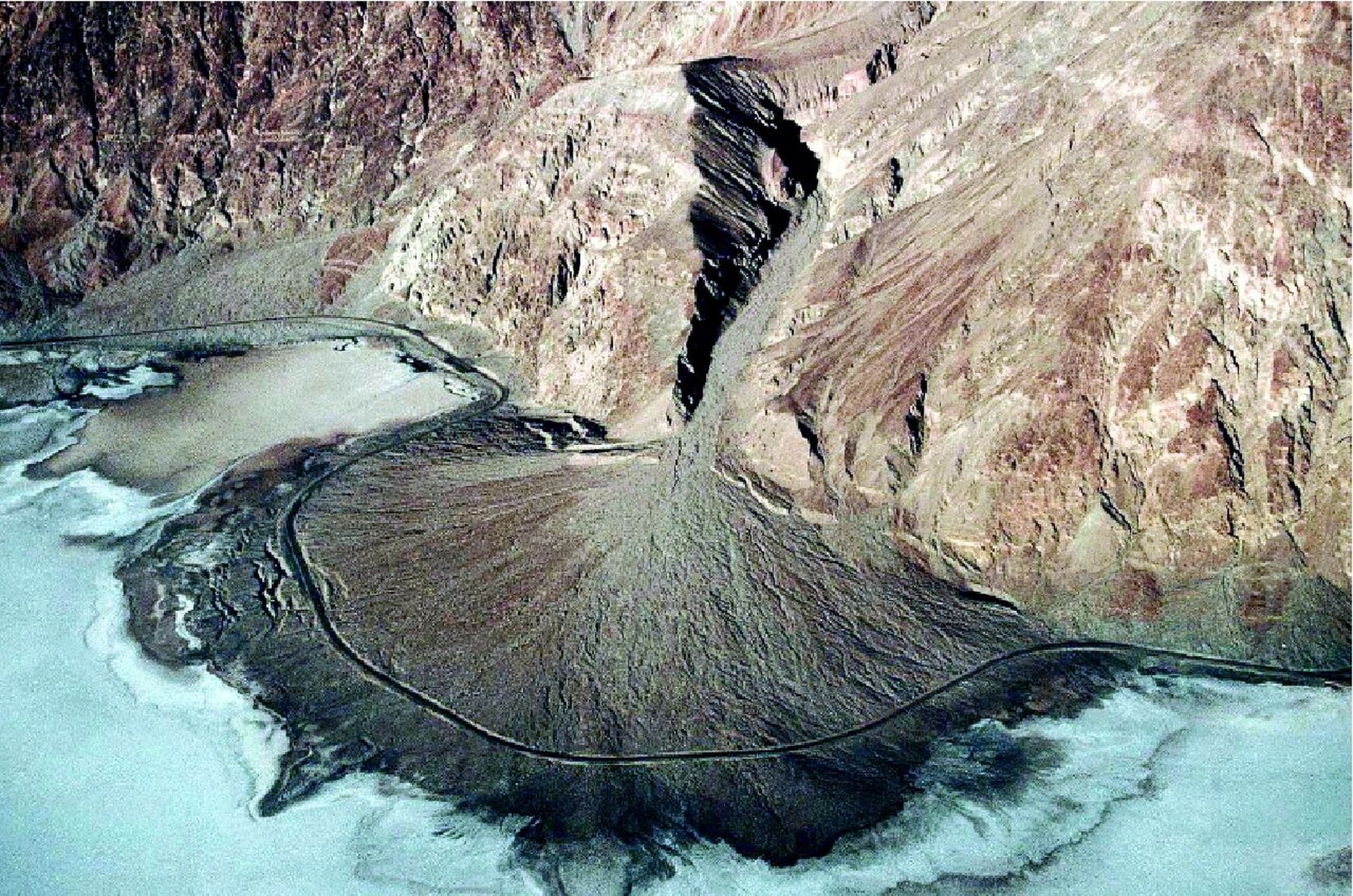 干旱半干旱地区的季节性洪流引起的山前堆积为洪积扇,常年的水流引起