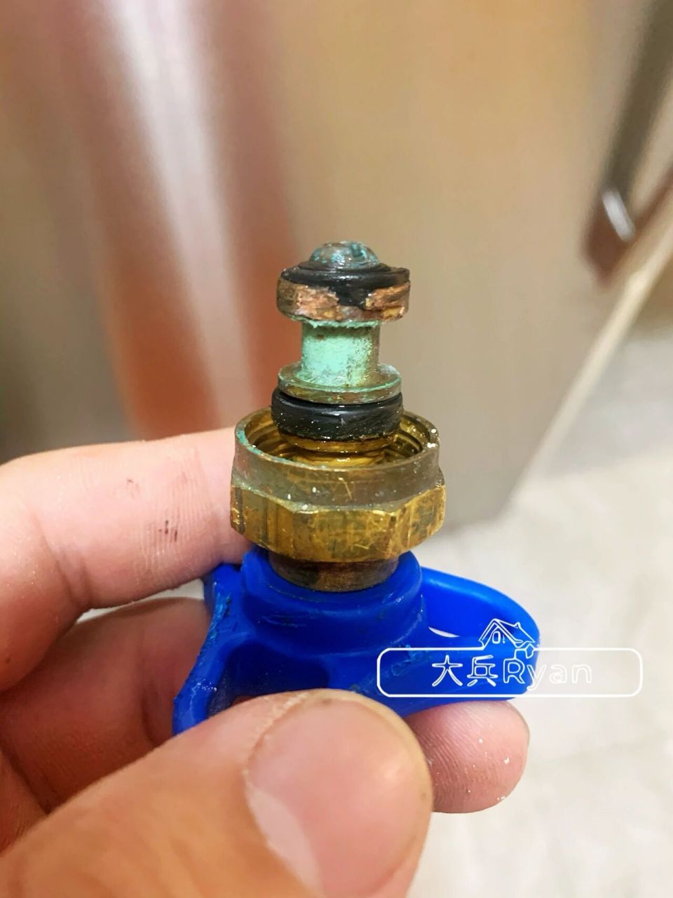 水阀漏水维修更换 图一三这种老式的水阀是靠里面橡胶圈来控制开关