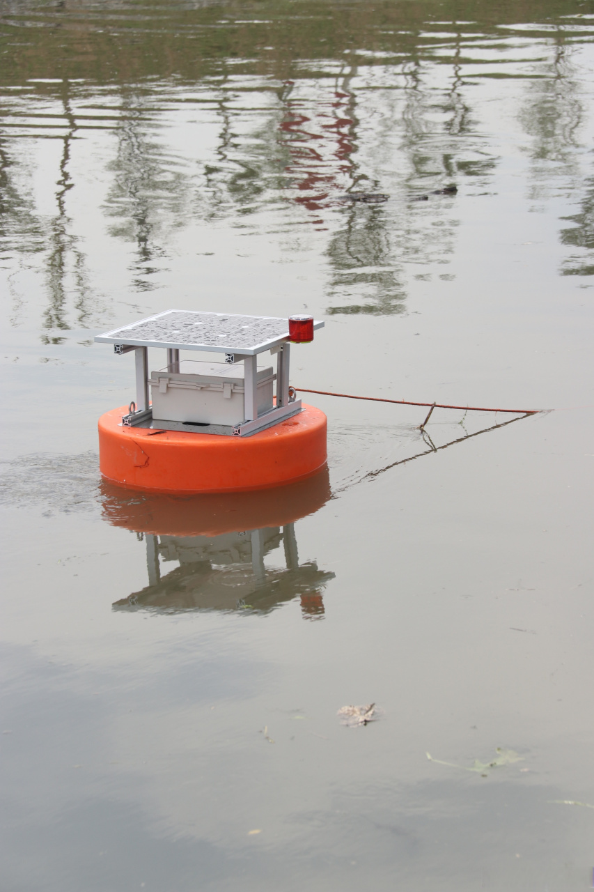 水质在线监测系统—浮标水质监测站 浮标水质监测站由浮标体,维护平台