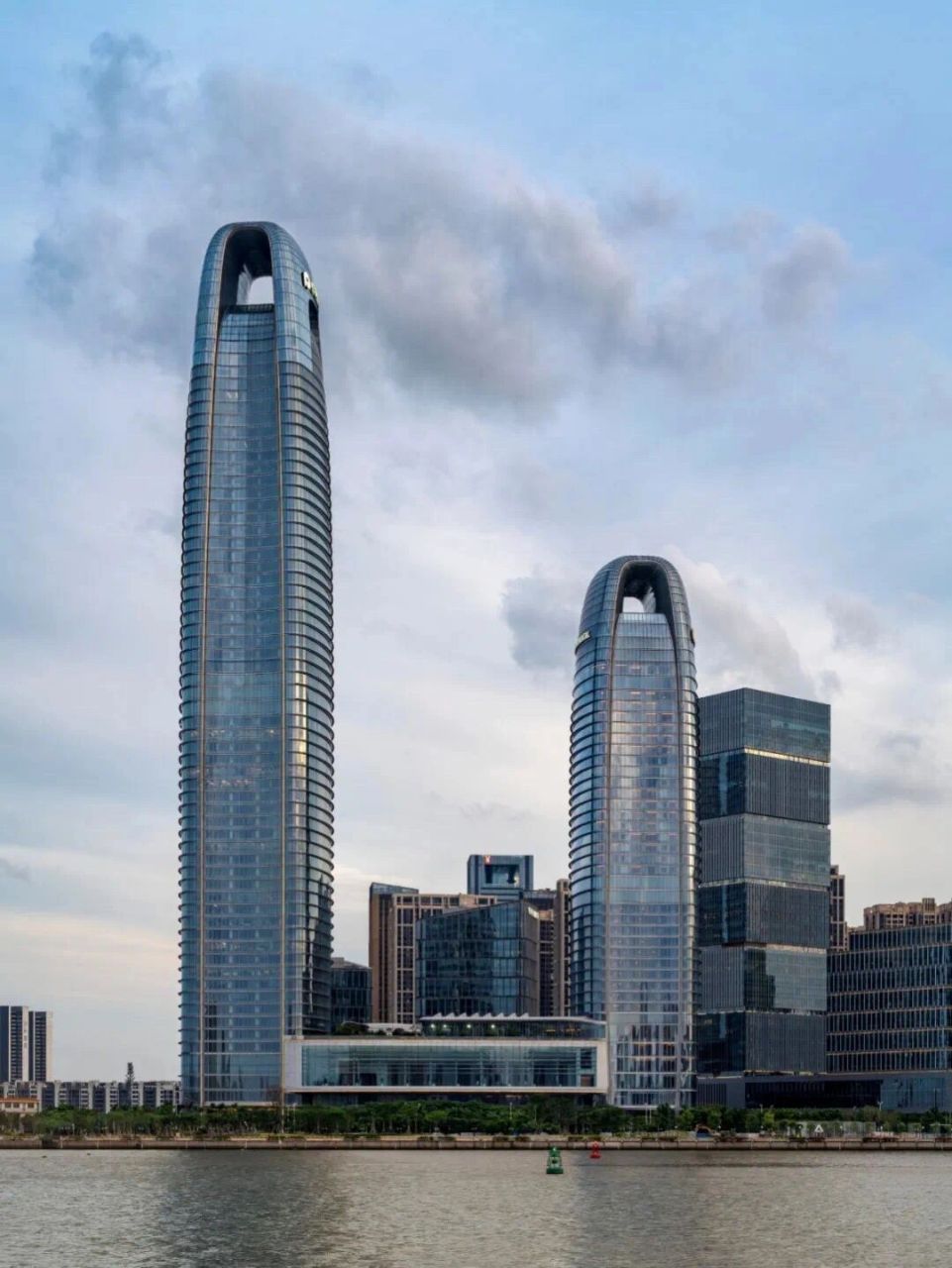 琶洲地标:天幕大厦   央企保利发展的总部就位于此,在他身旁则是这家