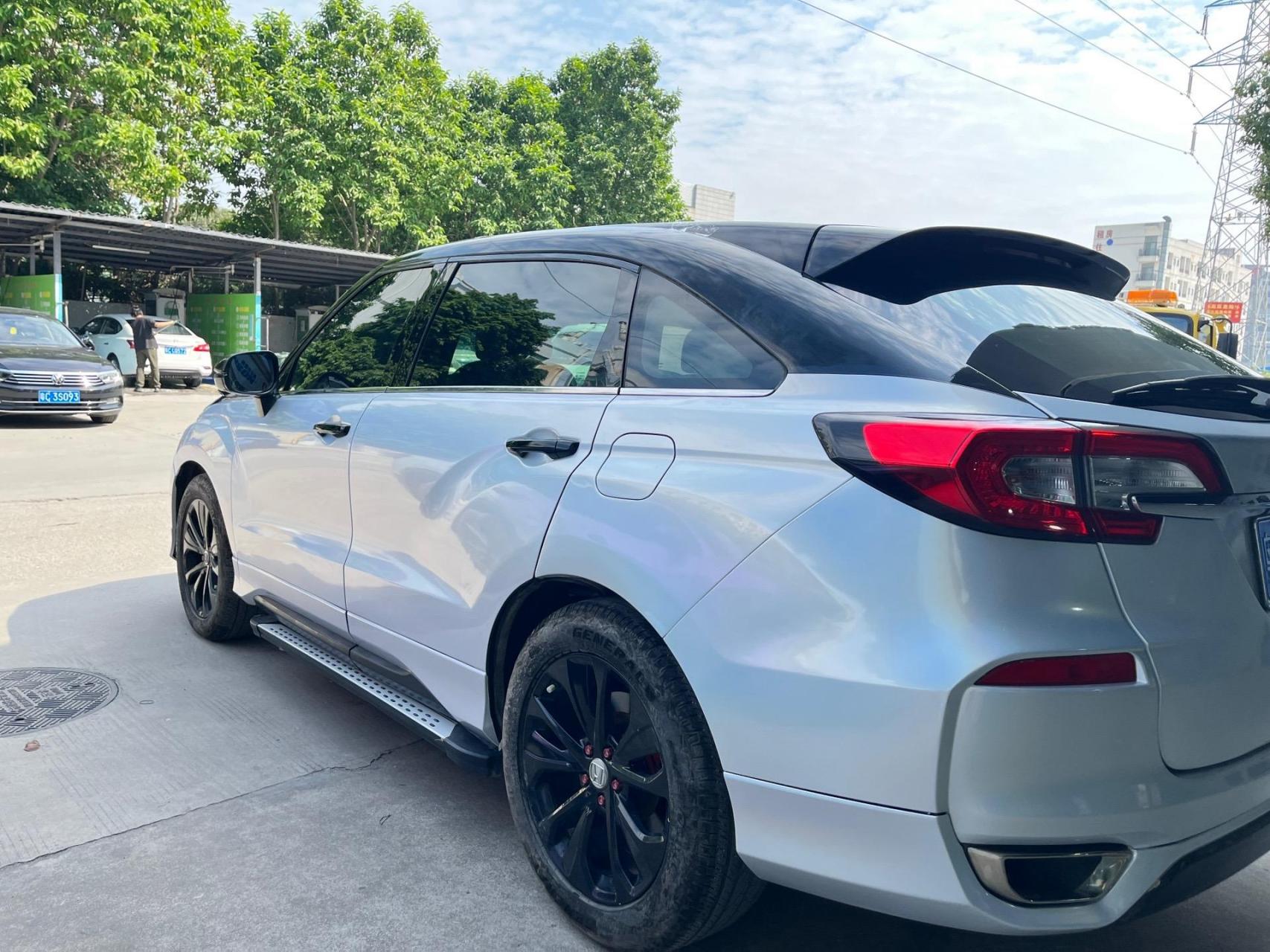 七彩镭射白.冠道改色加悬浮车顶