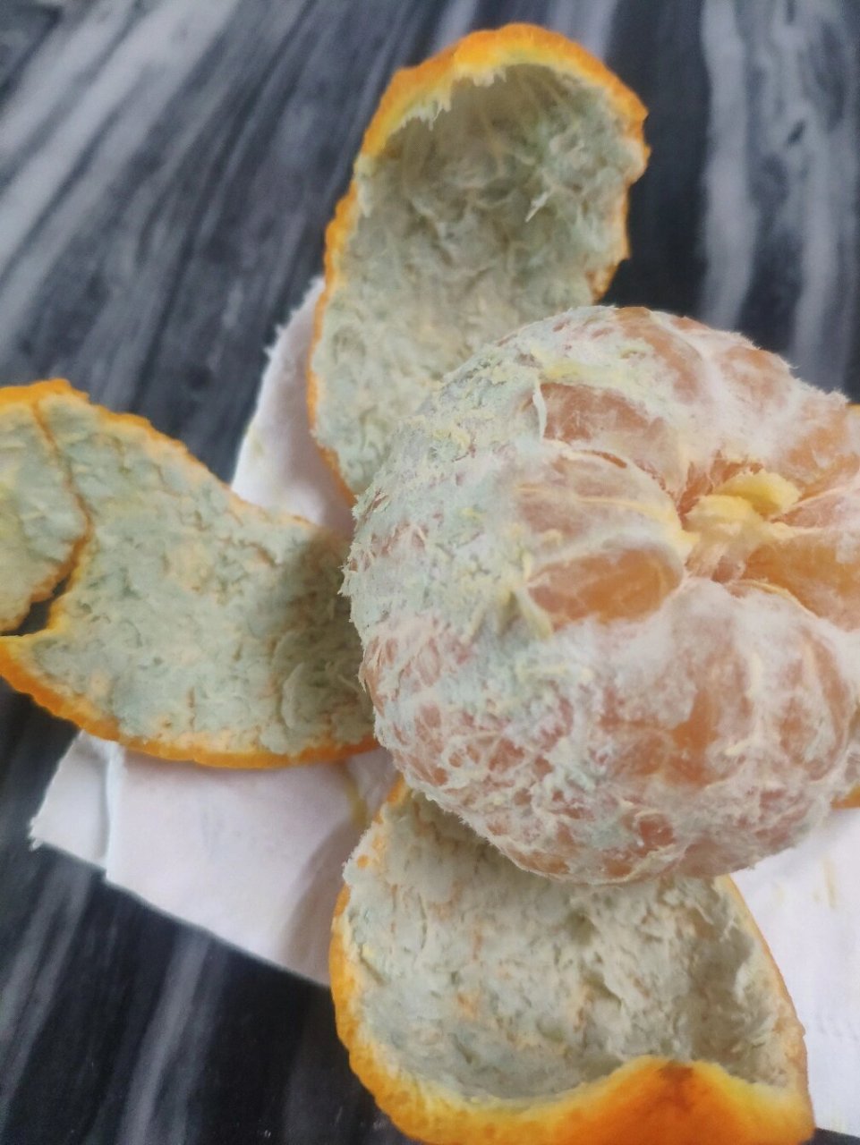 这种剥开是蓝色的沃柑能吃吗?好吓人啊! 是发霉变质吗[黑线][黑线]