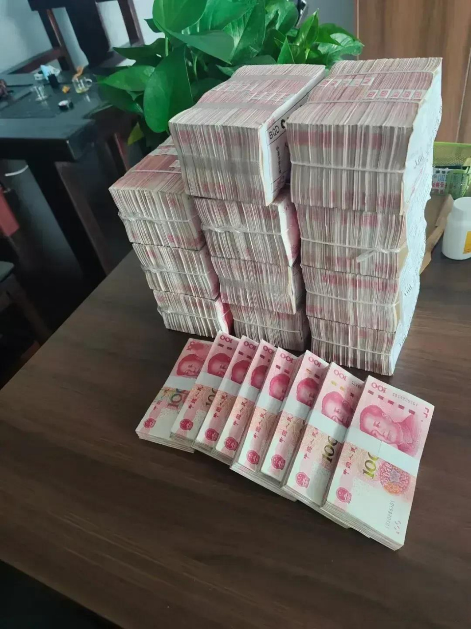 100万1000万放到地上或者桌子上就是一堆纸,钱的本质就是货币,100万是