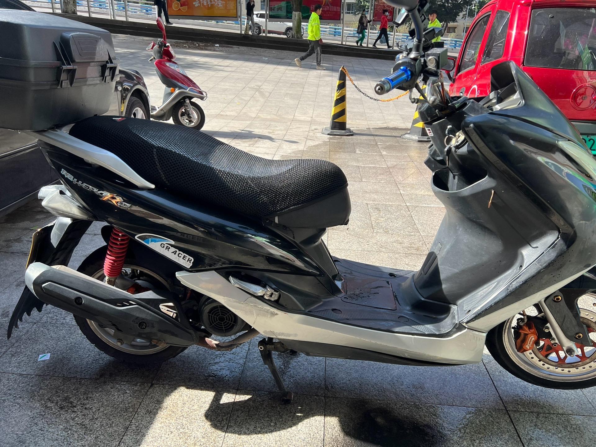 金翌牌150踏板车,加装尾箱两个手机支架,改装手把堵头,坐垫套子,手续