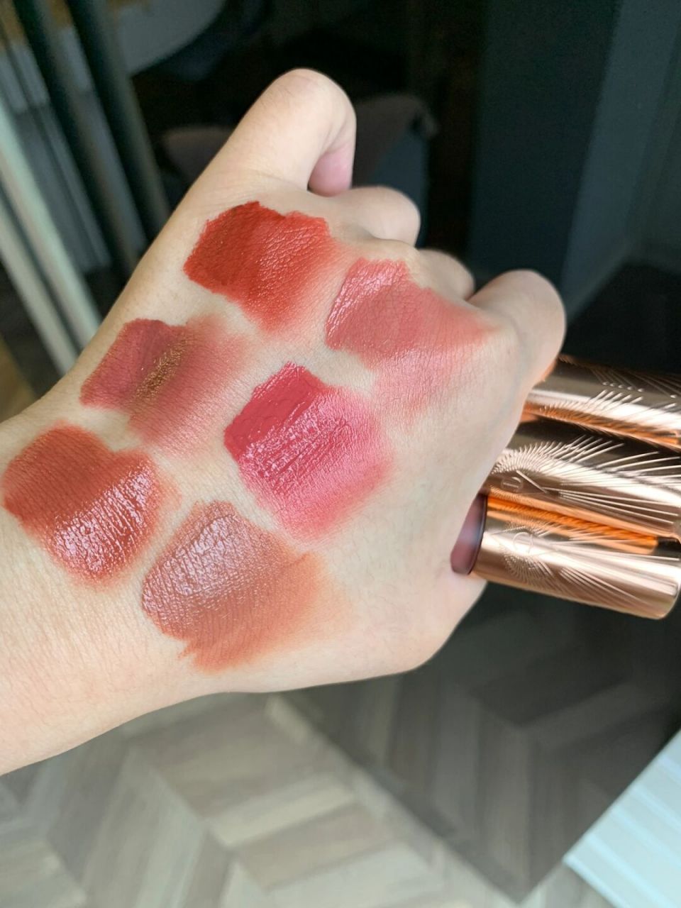 ct唇釉全试色来咯91live 光源:室内白天打光/ 黑底:对窗阳光77