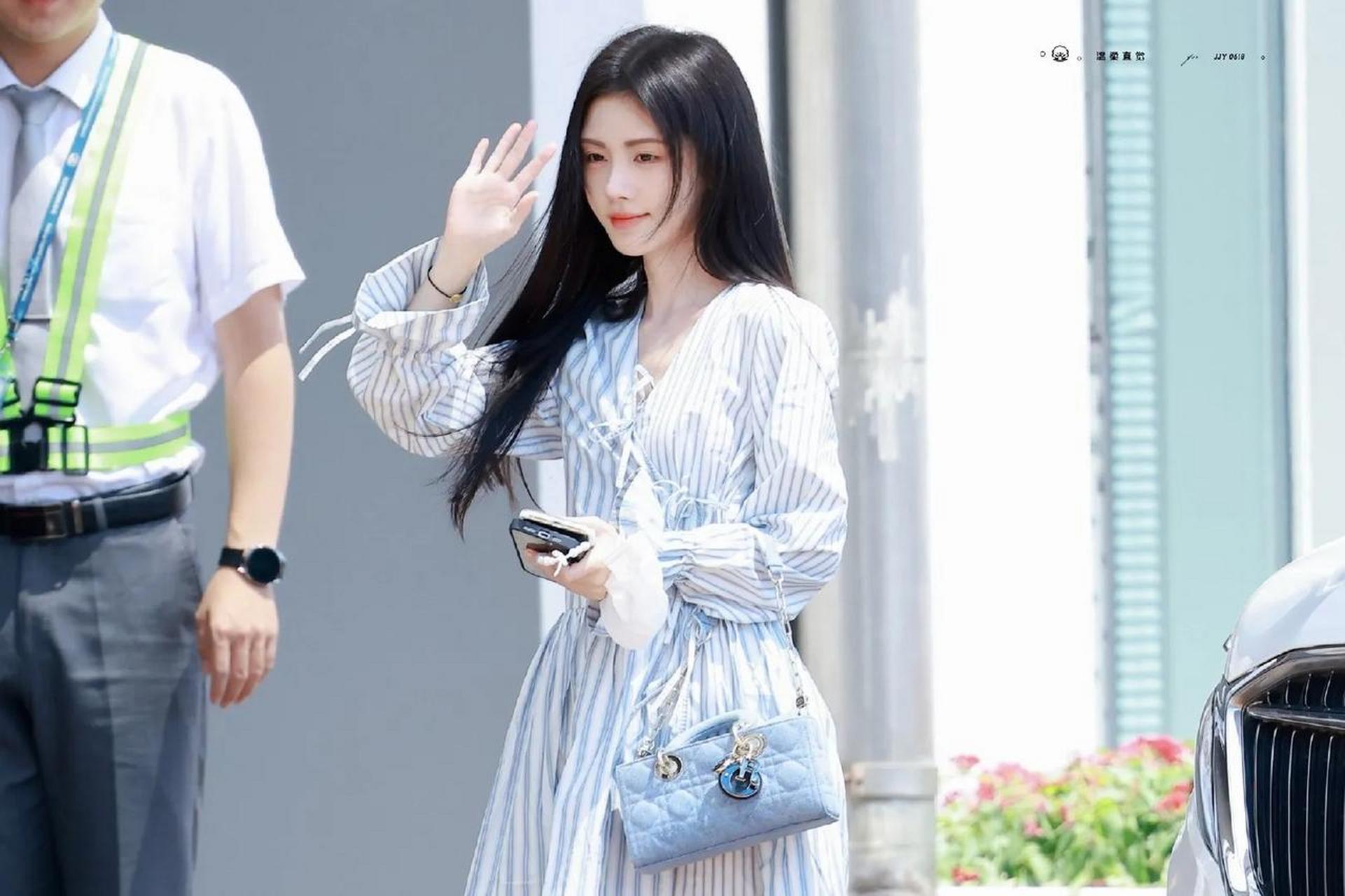 鞠婧祎出发北京路透图好美啊,蓝色条纹裙显的好纯好甜美,温温柔柔的