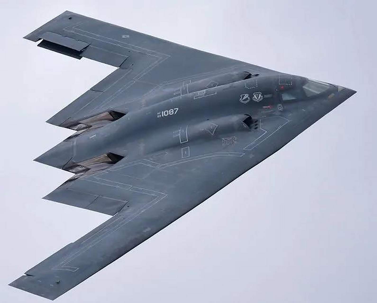 b-2轰炸机是当今世界上唯一一种的隐身战略轰炸机,且可装载核弹,镀滗