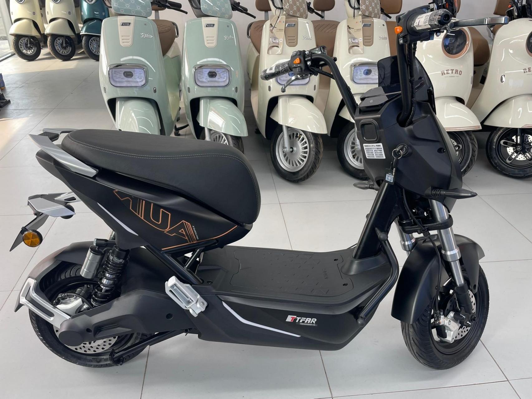 雅迪冠能极光4.0plus 智趣版 炫酷运动造型 彰显潮流风范