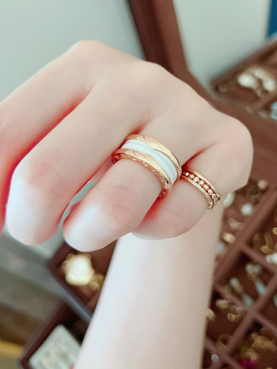 宝格丽&agete尾戒叠戴 前几天看到一张日本agete柜姐的图,觉得尾戒配