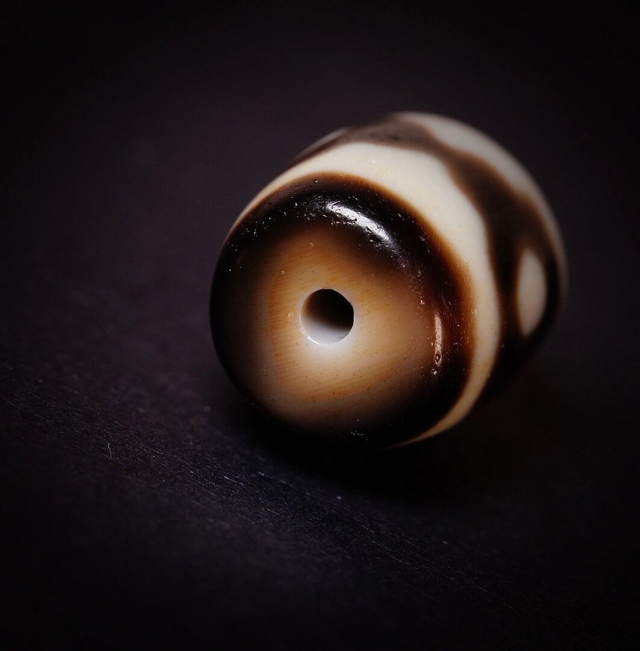 坛城三眼天珠在藏传中的意义 在这玩串漏串的季节,藏传坛城三眼可谓锦