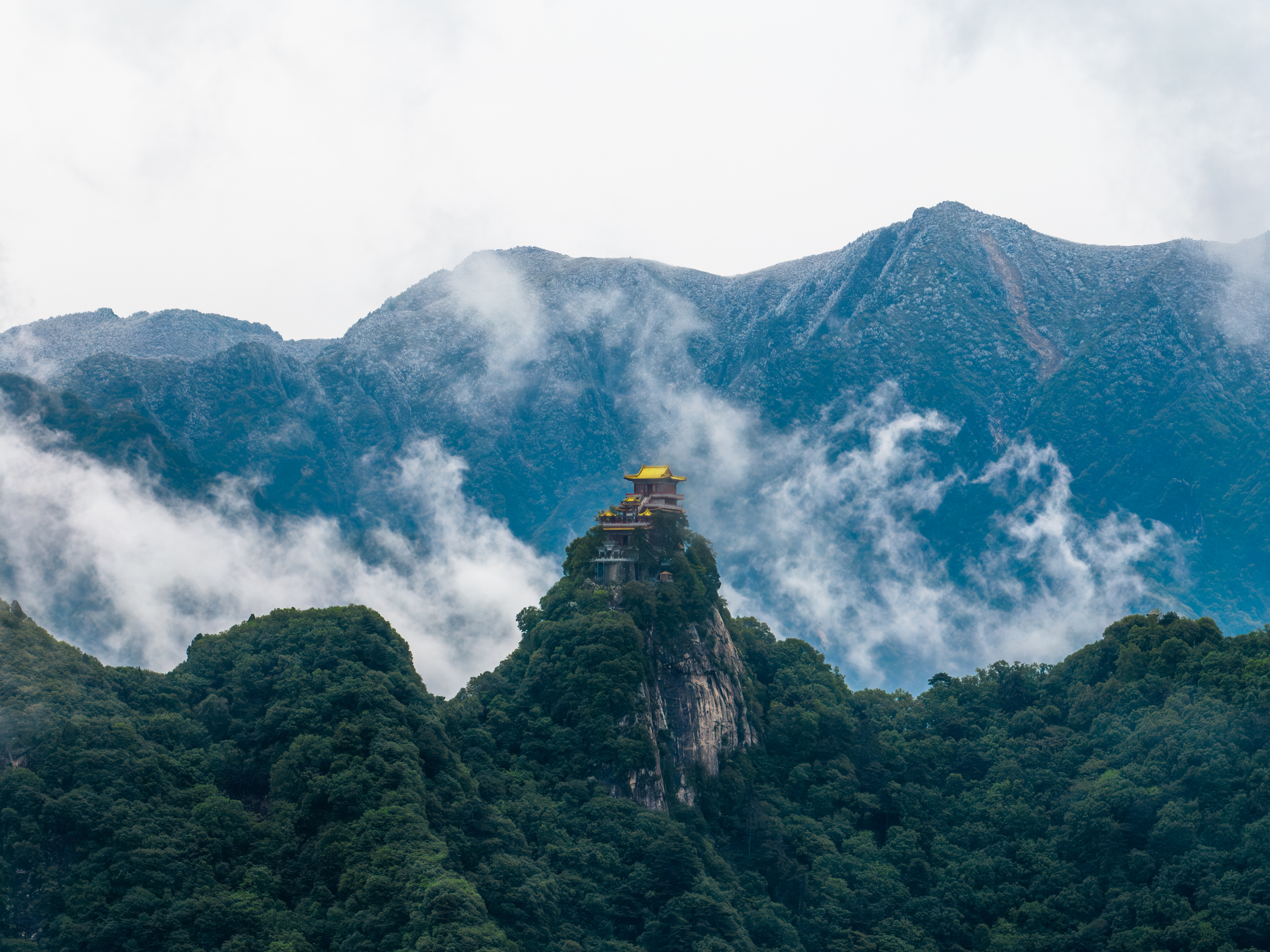 视觉中国超话#雨后终南山滚滚云浪奔涌好壮观# 山顶处的楼台在浮云的