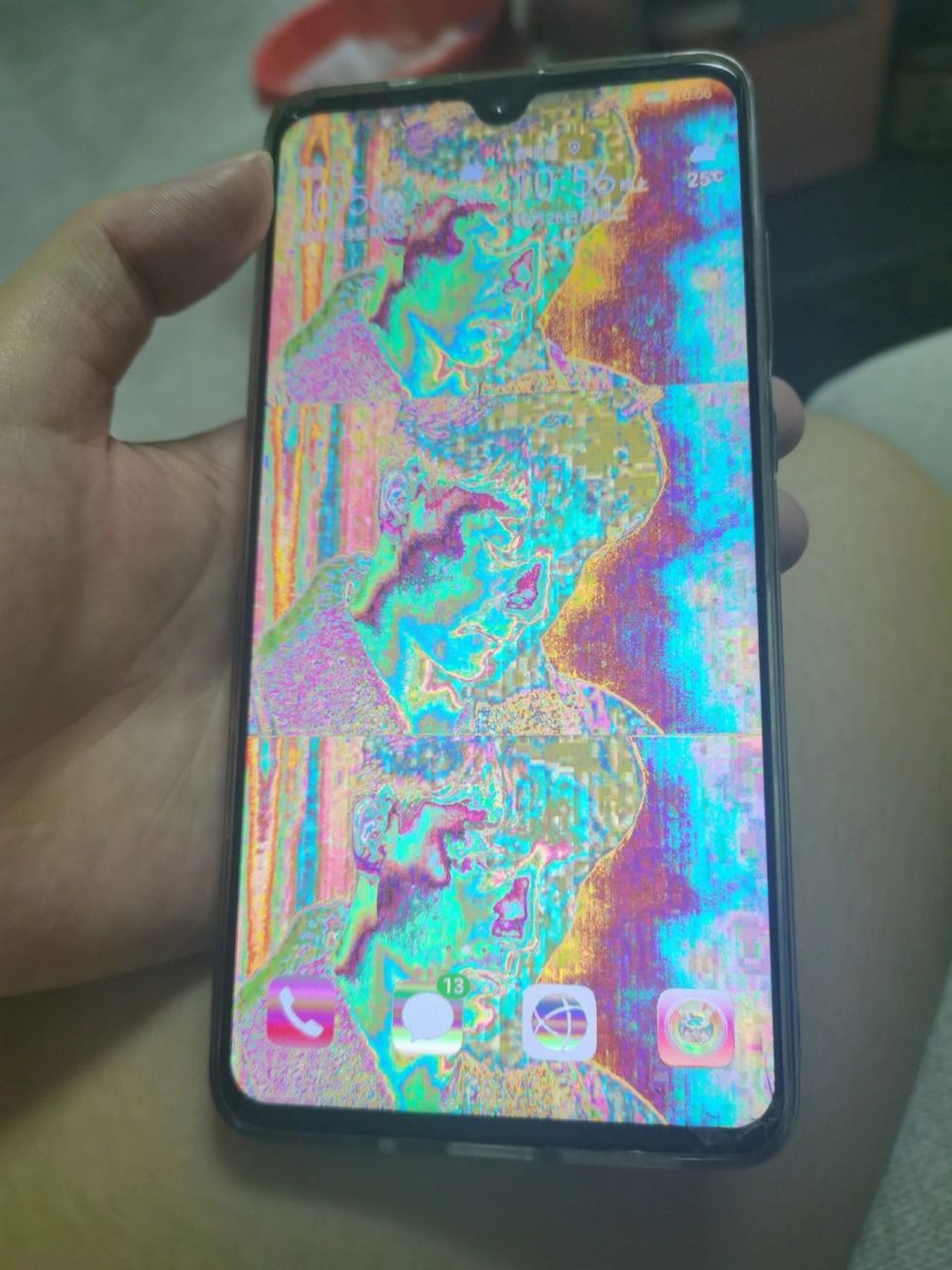 手机突然彩屏了 也不知道咋啦没有摔没有泡水突然就这样,重开之后就没