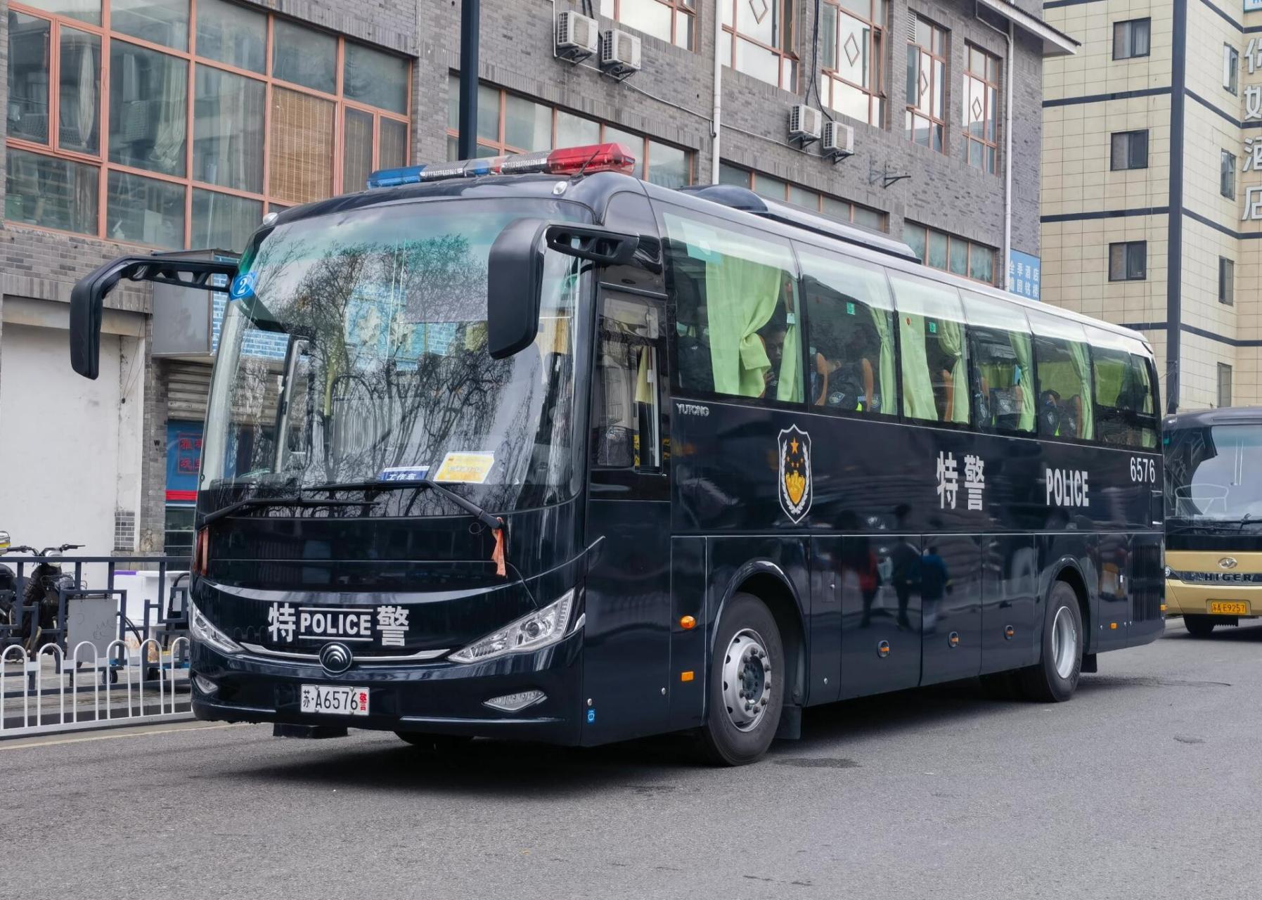 特警大巴!