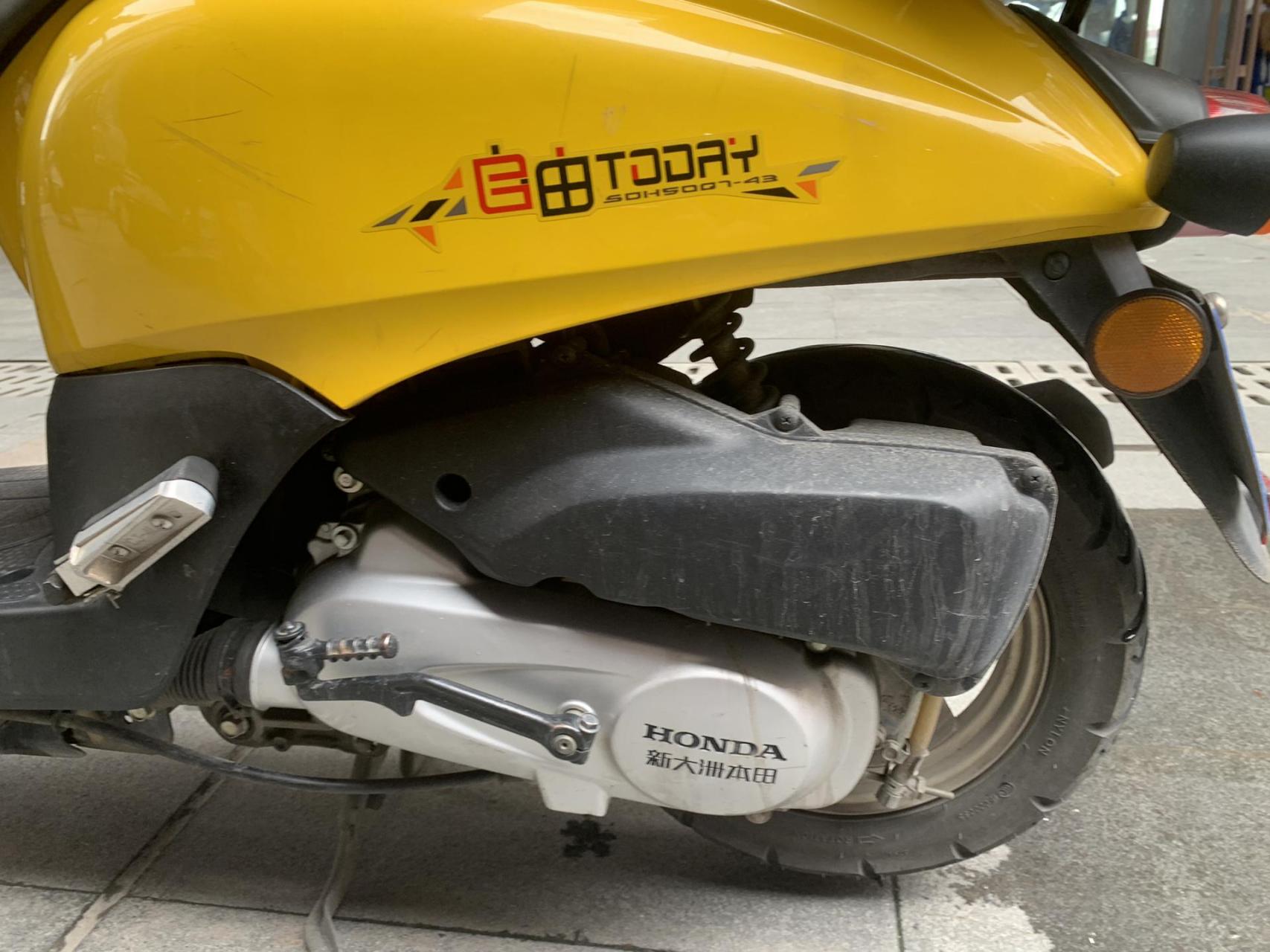 这款车百公里油耗0.9升,50cc本田发动机