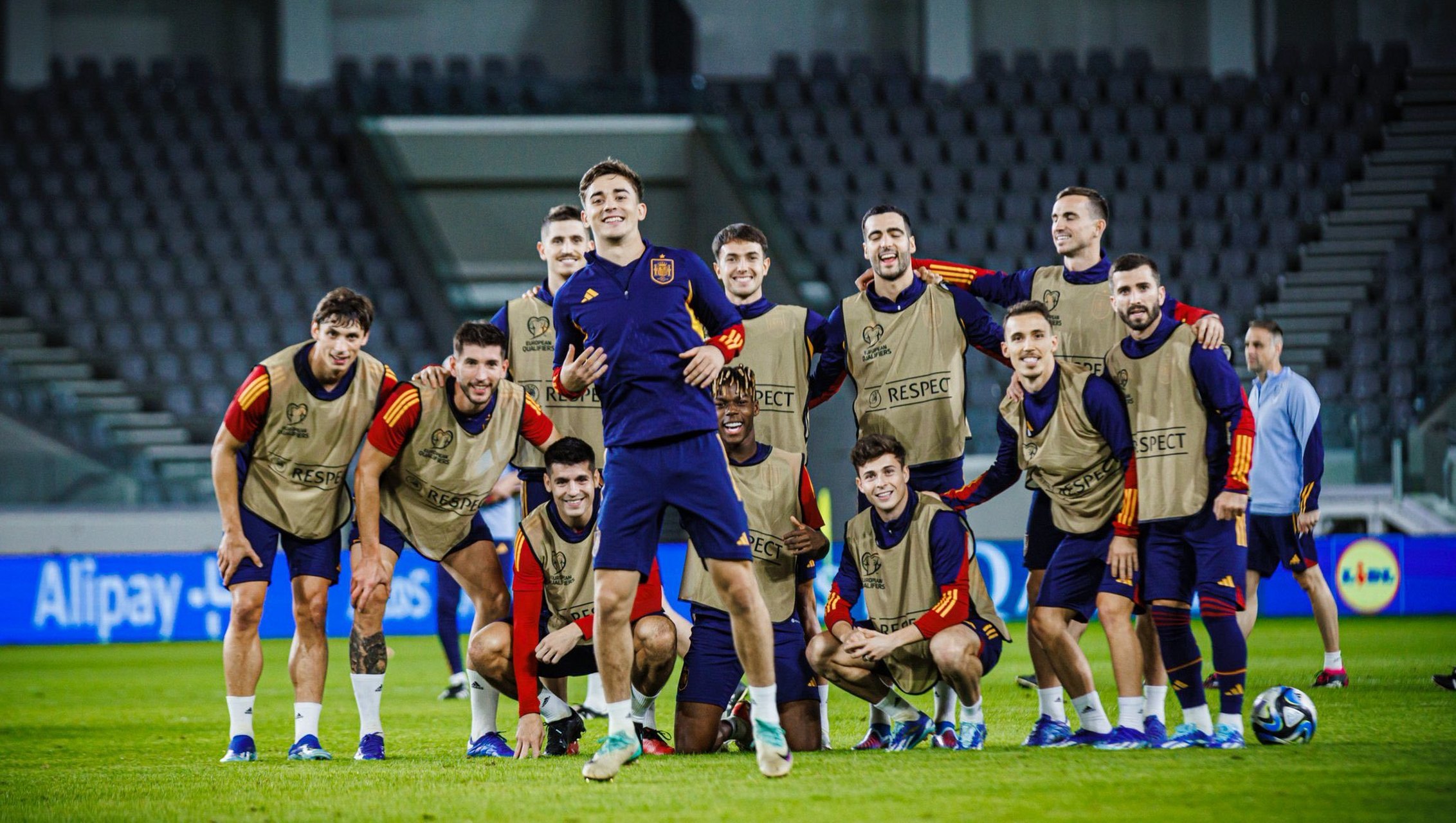 加维打扰西班牙国家队训练赛胜利小分队合影989898989898