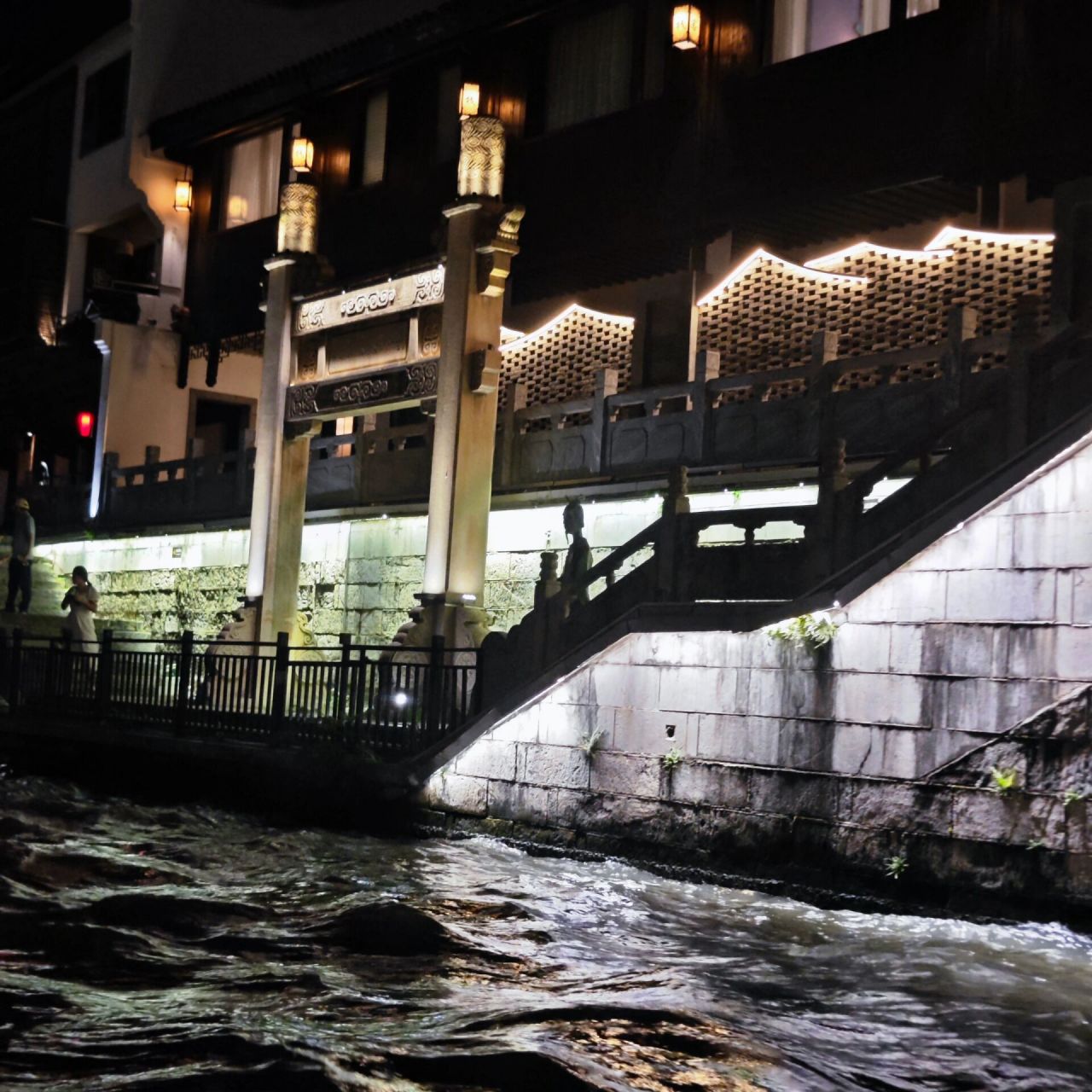 秦淮河画舫快速购票攻略 画舫夜游门票:100r/位 东线游船购票方式: (1