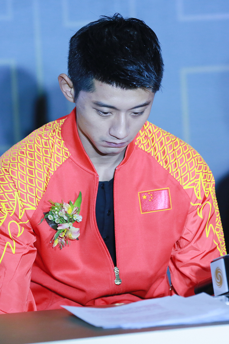 乒乓球界的明星张继科开的训练营,第一天就传出学员被罚站的消息,让