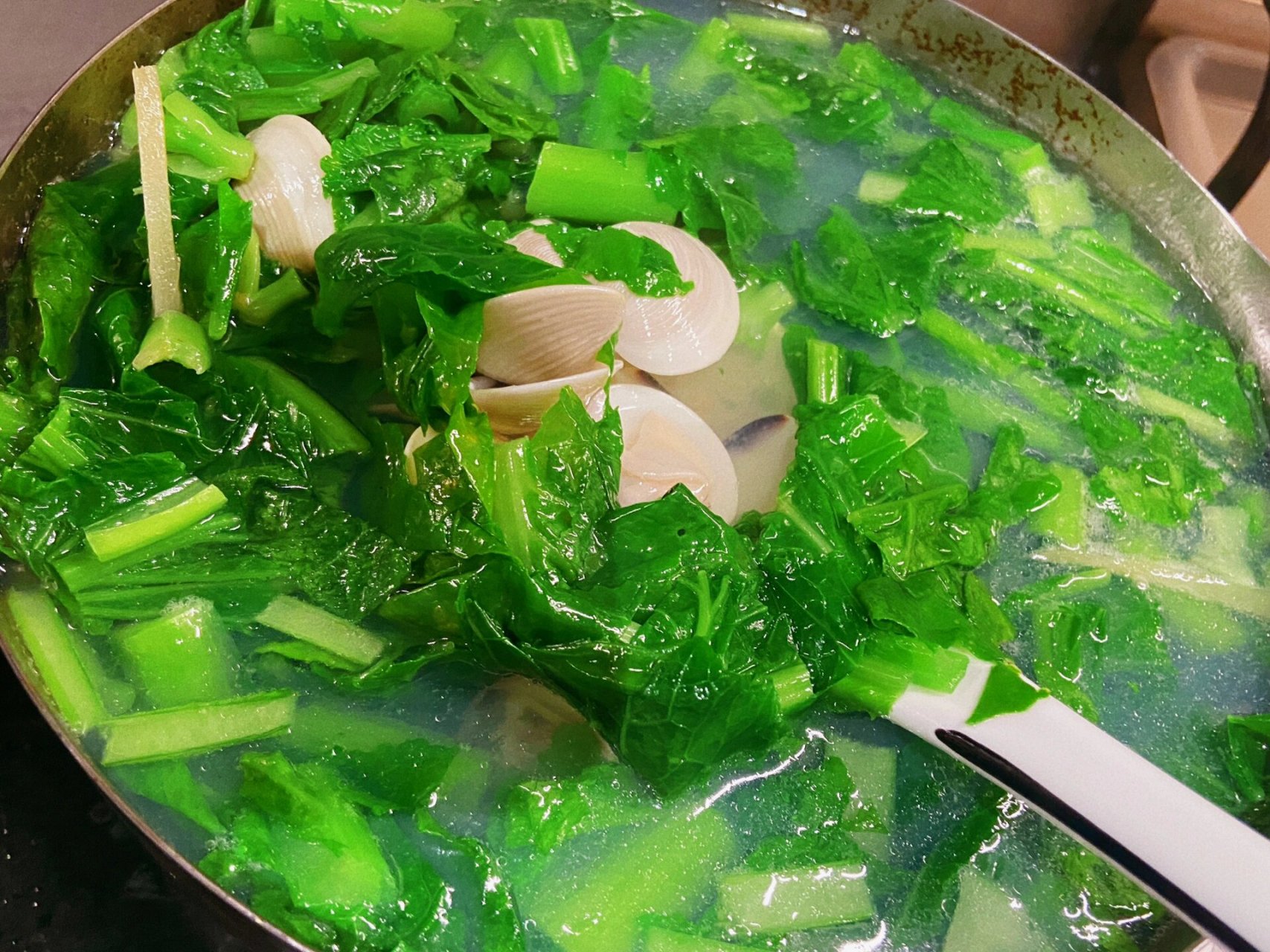 鲜美车螺芥菜汤 食材新鲜车螺,芥菜,姜丝,猪油 做法:新鲜车螺买回来先