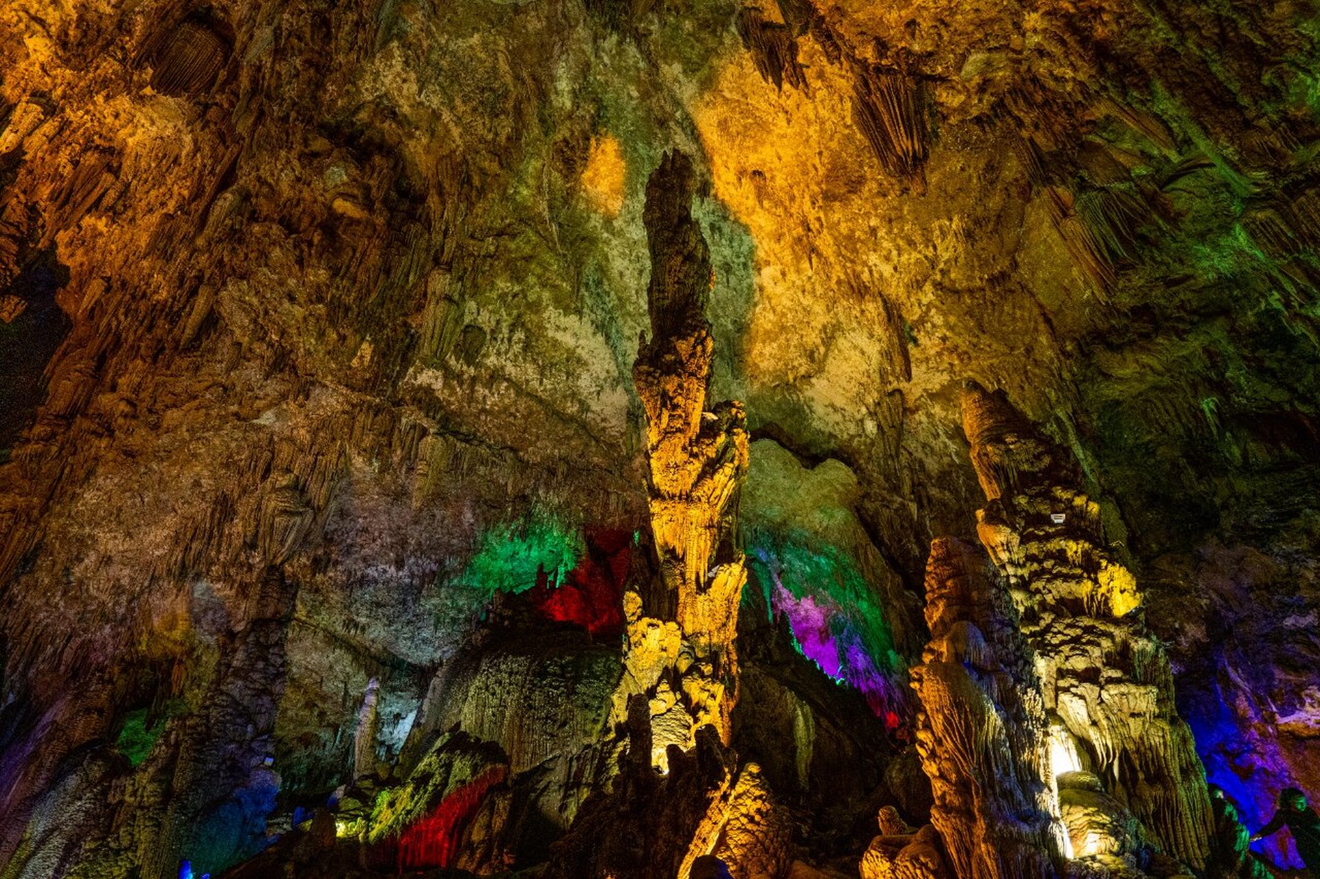 天星洞 自然洞穴美景 天星洞景区在天星桥景区中段,典型的喀斯特地貌