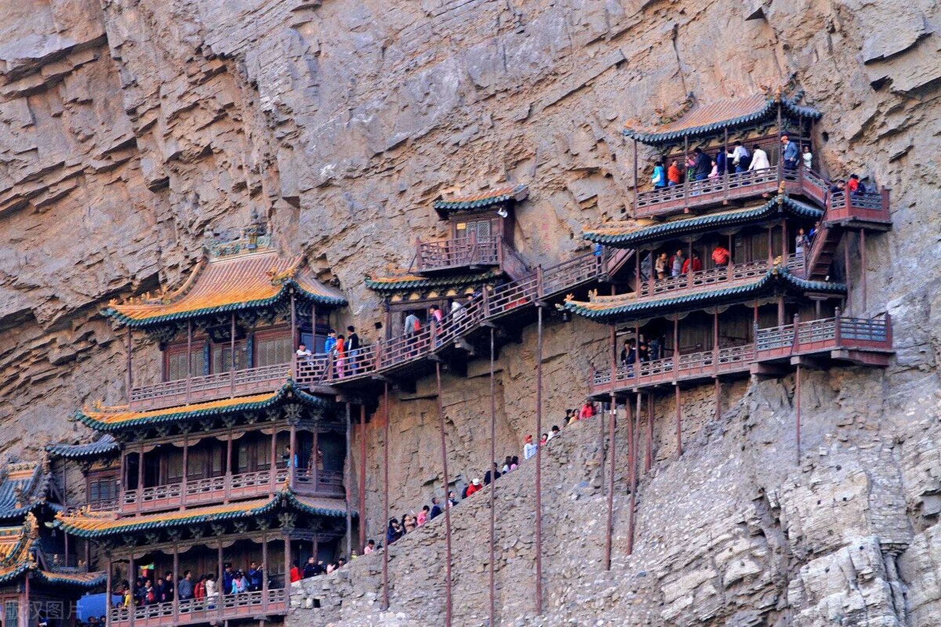 北岳恒山的秀丽风光  恒山,以雄奇秀美的景色闻名于世.