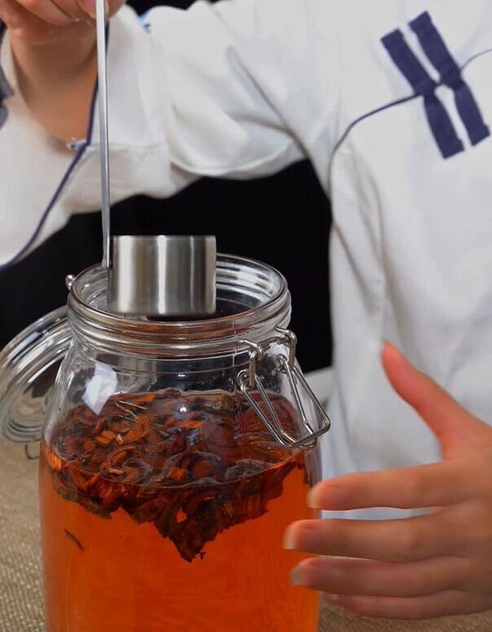 如何制作鸡血藤酒,简单易学,50秒即可学会 家中常备的冬季药酒 上次去