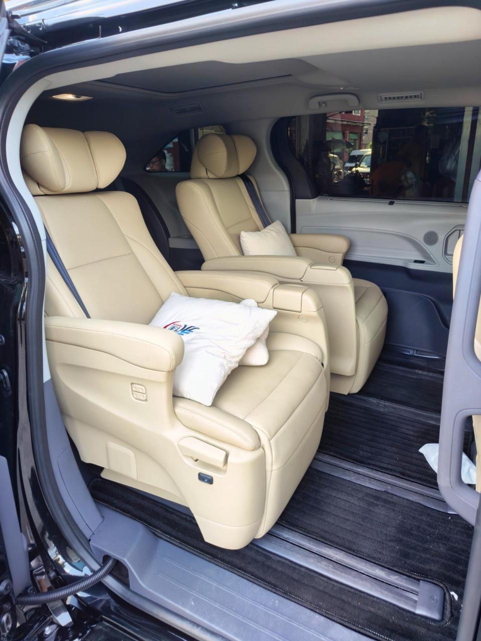 格瑞维亚前排中排升级埃尔法座椅.