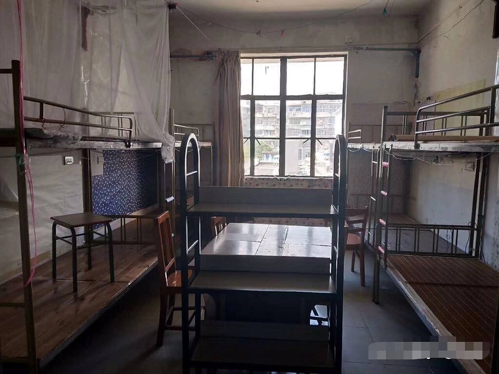 全网最差大学宿舍 不服来辩 妥妥的叙利亚风格 铁门铁床啊铁锁链～ 不