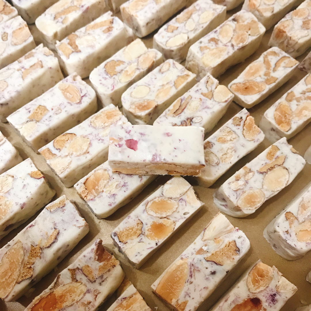 熬糖版黑糖玫瑰杏仁牛轧糖很美很特别的味道 之前一直很怕熬糖版的