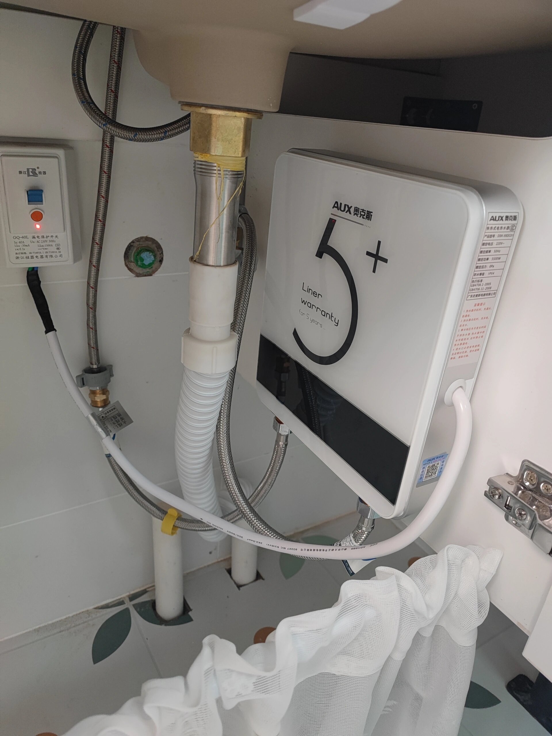 在装修之前就跟工头沟通好卫生间干区台盆下面安装即热式小厨宝,在走