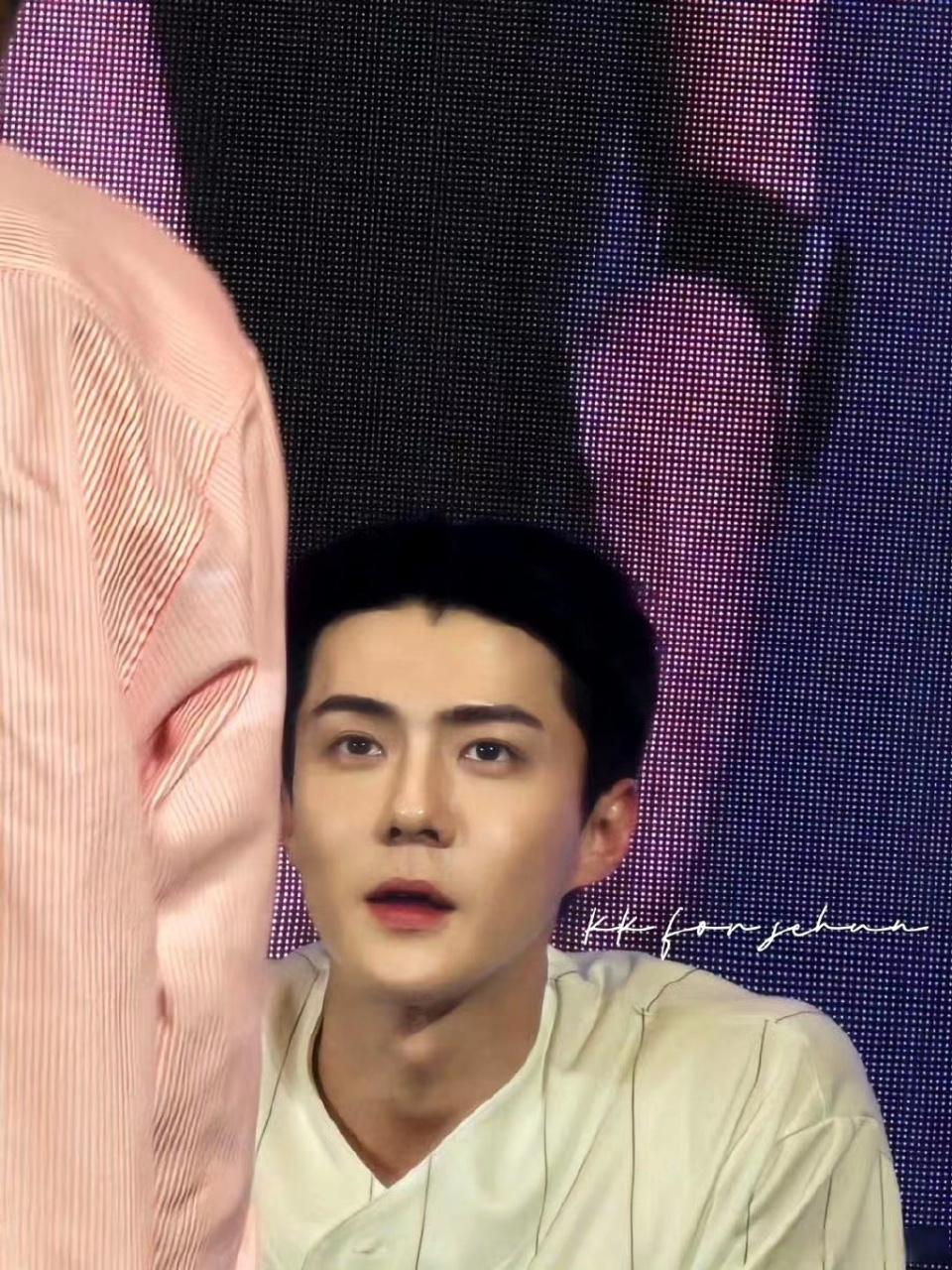 吴世勋谢谢下次见# 在结束昨日的青岛签售会后,吴世勋ins快拍更新并 