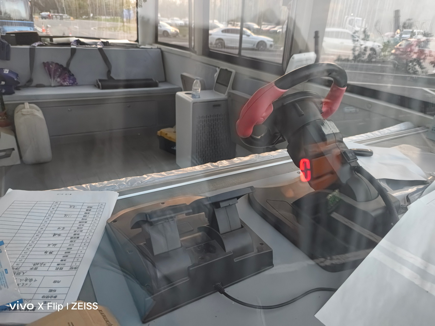 百度自动驾驶公交车这方向盘和油门刹车踏板有点儿意思啊[滑稽][滑稽]