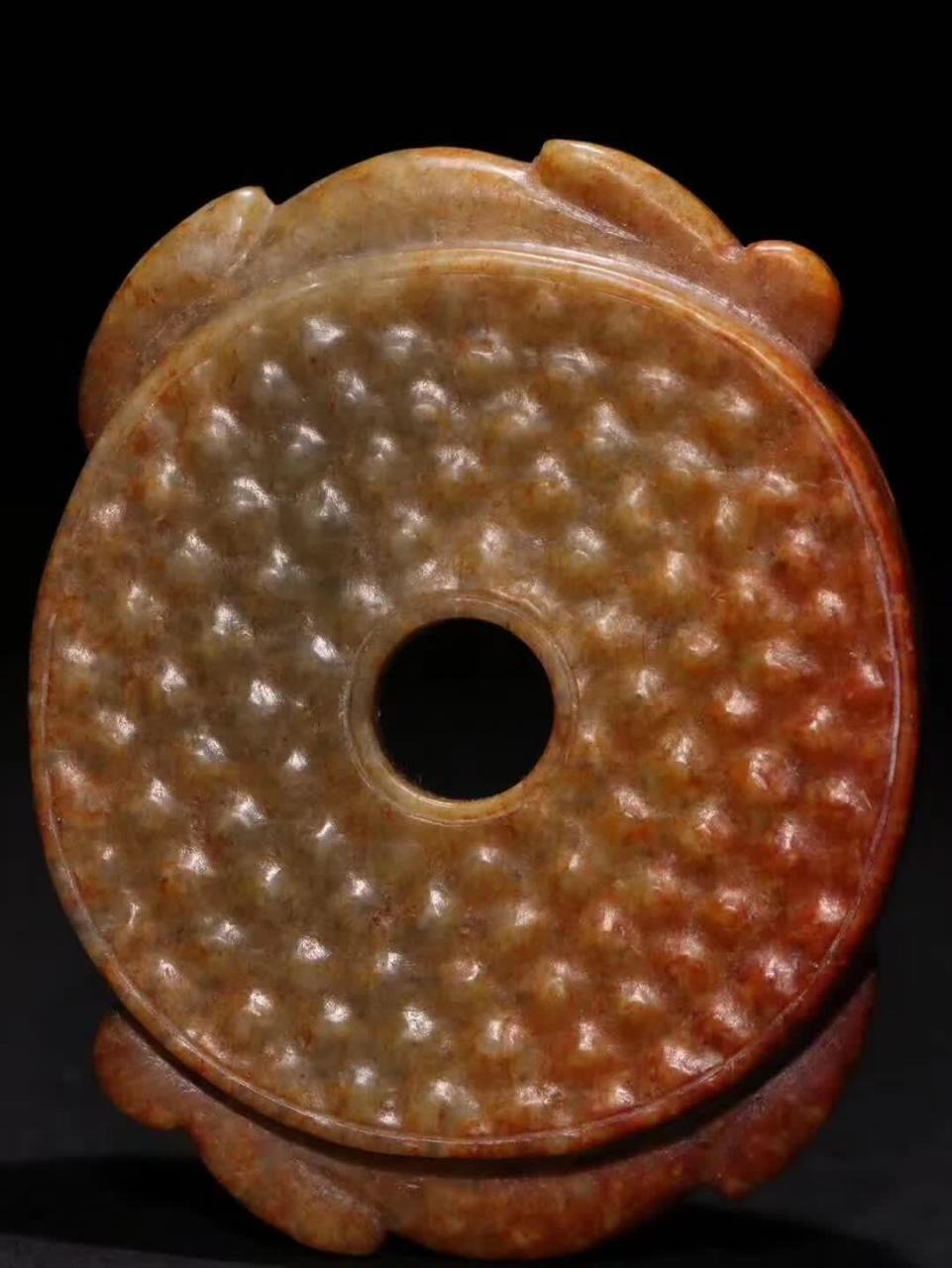 自明代的和田黄玉《双螭龙》玉璧,规格精巧,宽度为6.6cm,高度为5.