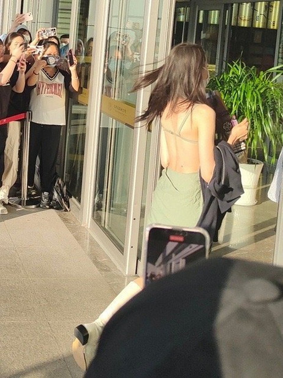 一身反骨的迪丽热巴##迪丽热巴腰间痣#  一身反骨的巴姐!