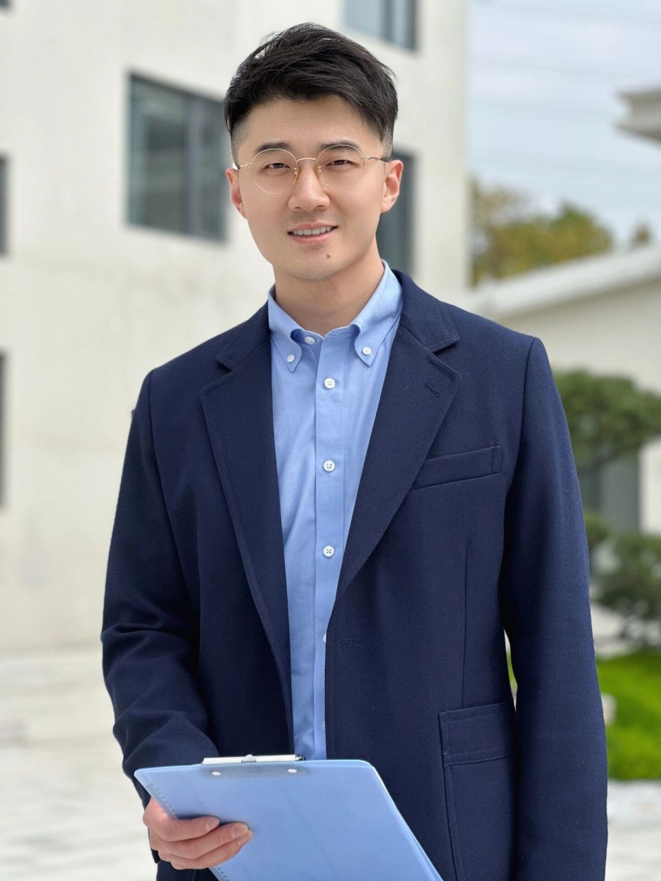 男记者日常93今天是西装look     今天来到嘉兴,很久没有穿这件ami