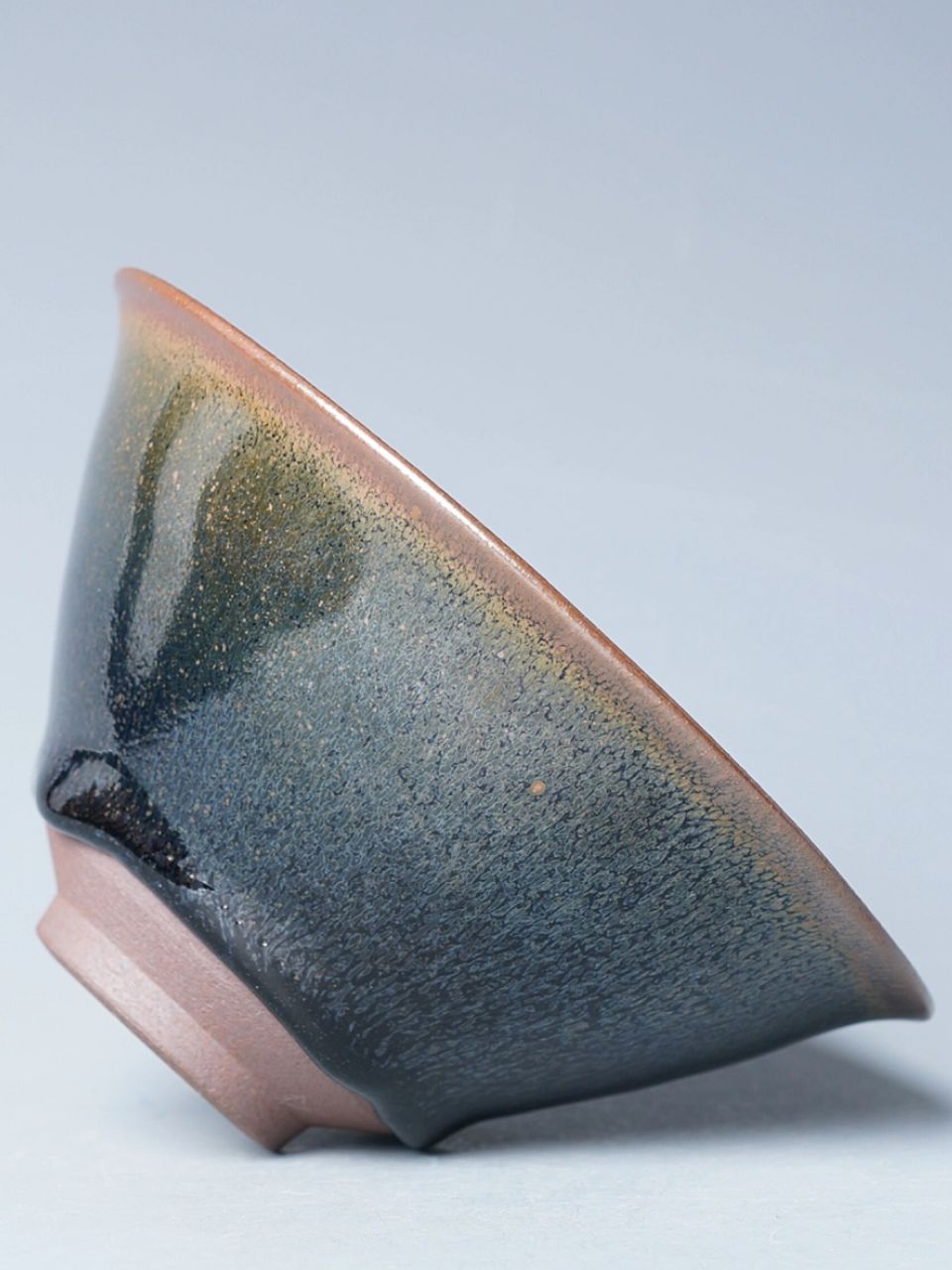 古法柴烧油滴建盏 建窑油滴釉属于铁系结晶釉, 特征是铁氧化物在黑釉