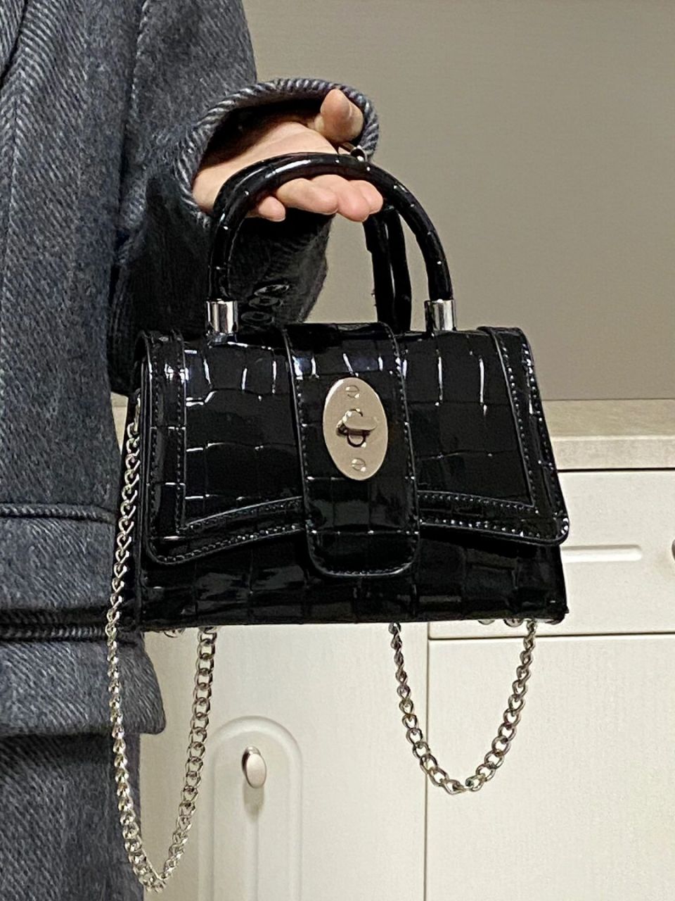 漆皮的包包真的每次都能惊艳到我 光泽感十足 高级显贵又日常百搭