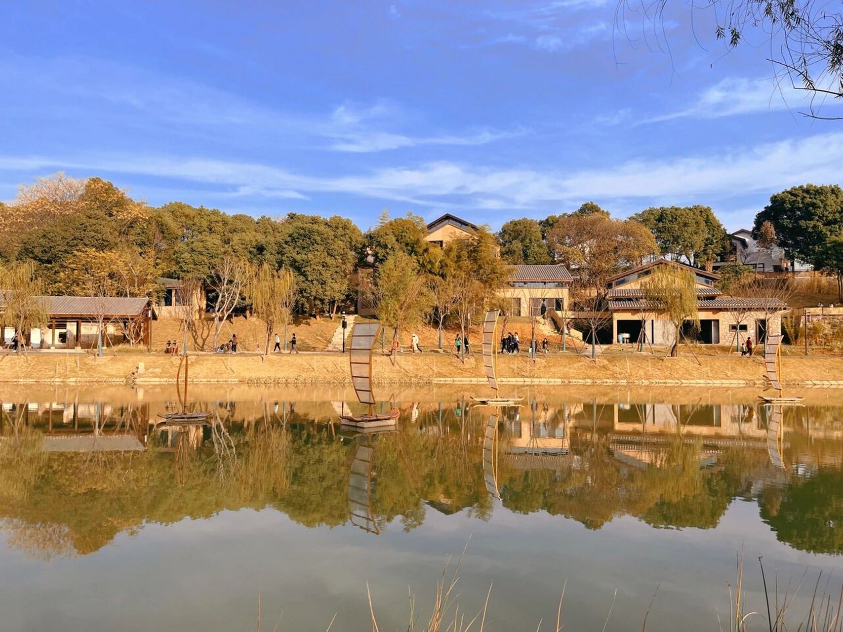 洞庭湖小镇非常值得一去  "还记得,你说家是唯一的城堡 随着稻香河流