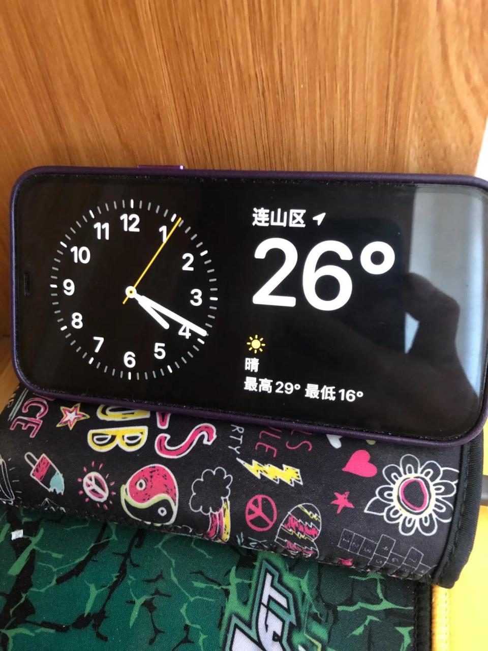 ios17最能装比的功能就是这个息屏时钟了吧 来回切换速度挺快的,基本