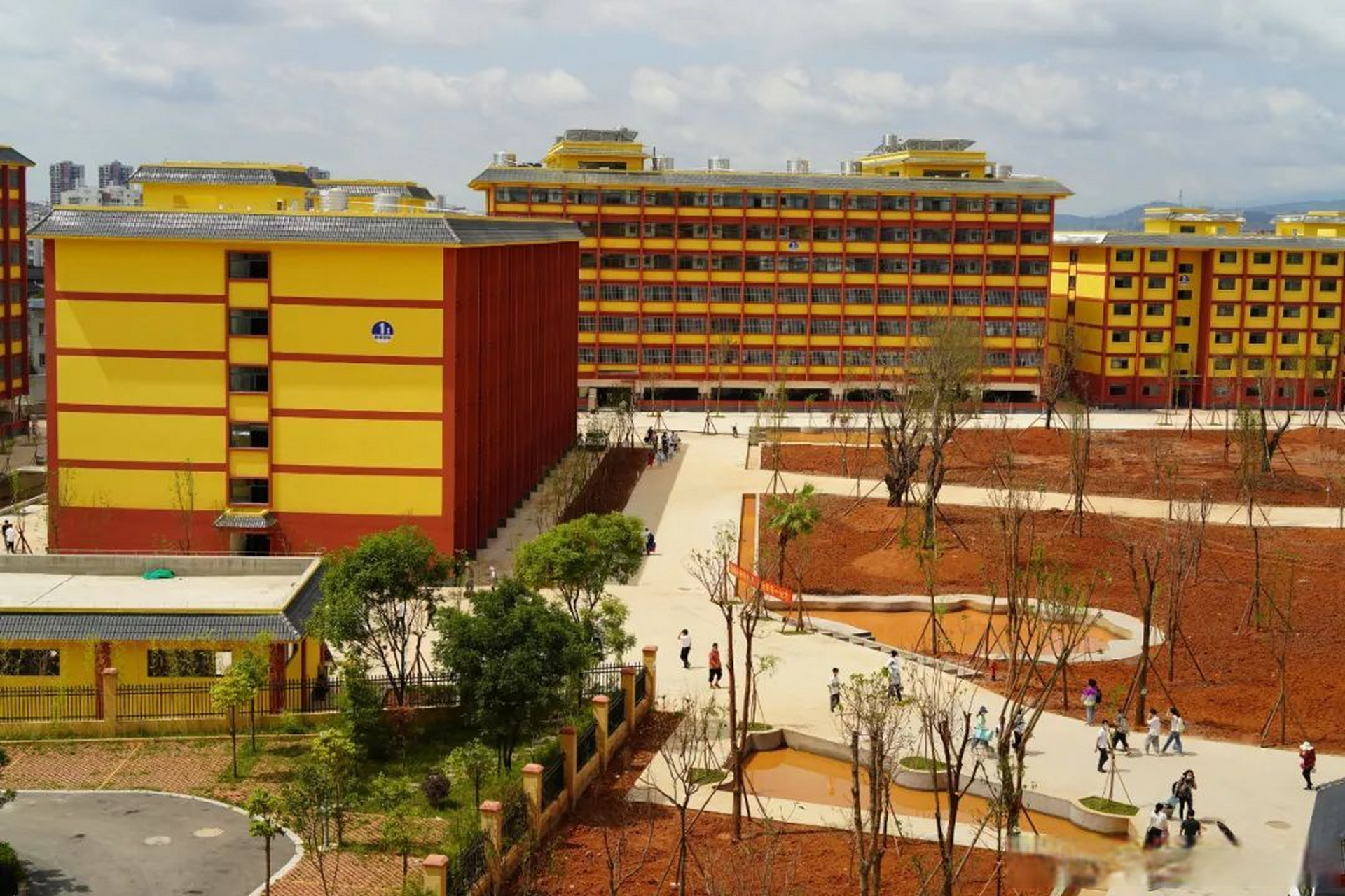 8月14日,建水实验中学石林分校——石林润泽高级中学如期开学,首批