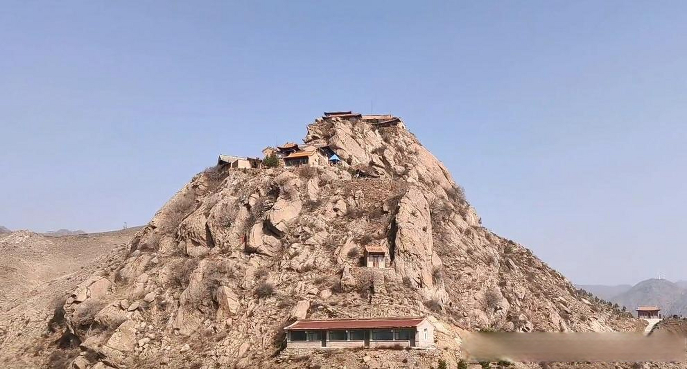 山西阳高龙凤山山顶建有一座1300多年历史的青云观.