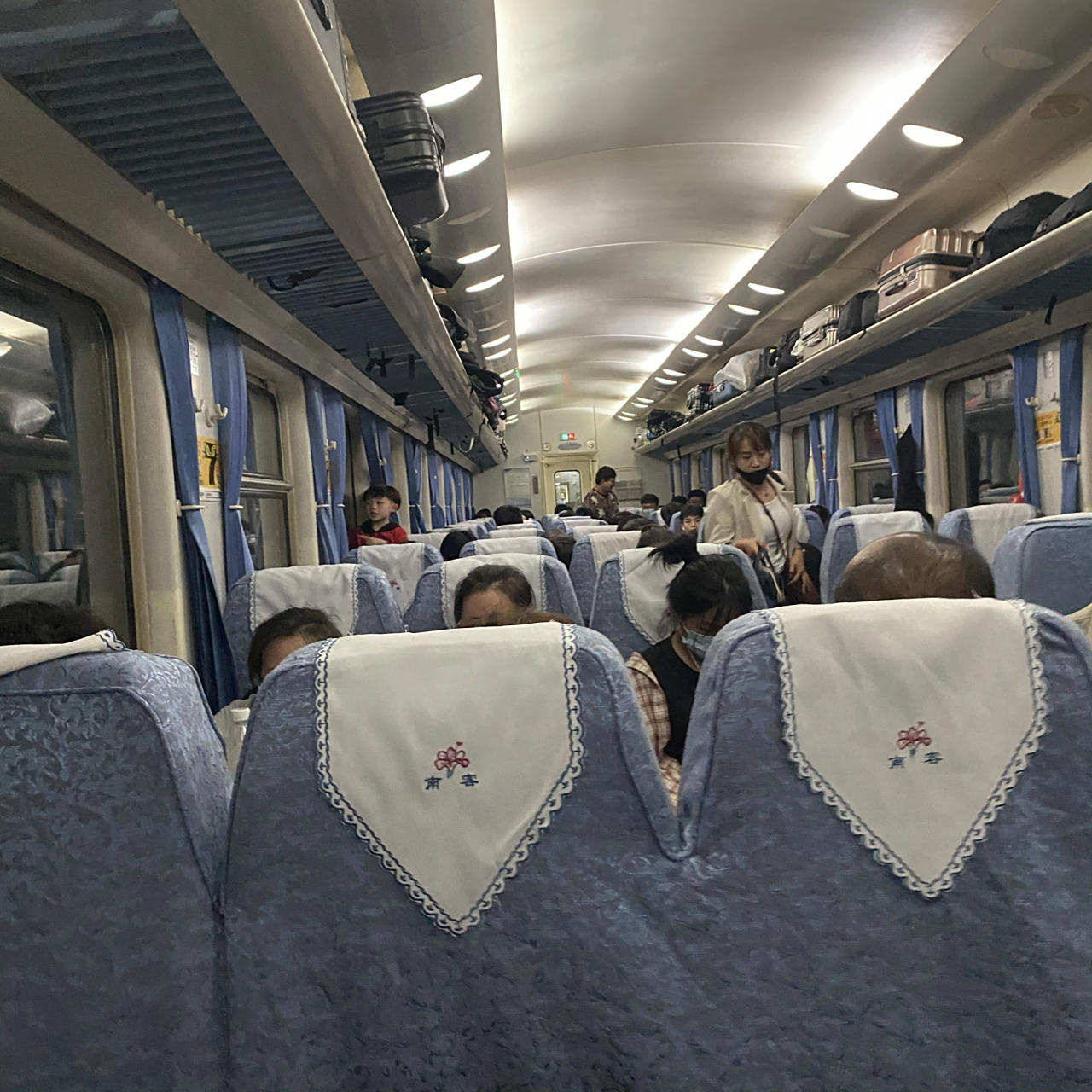 坐一晚上的火车硬座是什么体验 五一假期 机票非常非常贵 贫民窟女孩