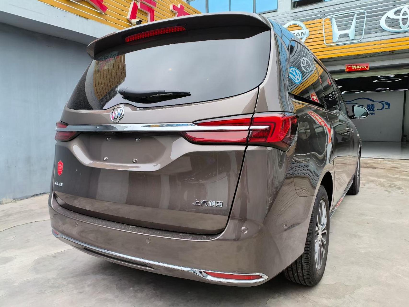 别克gl8,23款,陆上公务舱尊贵型,指导价:27.