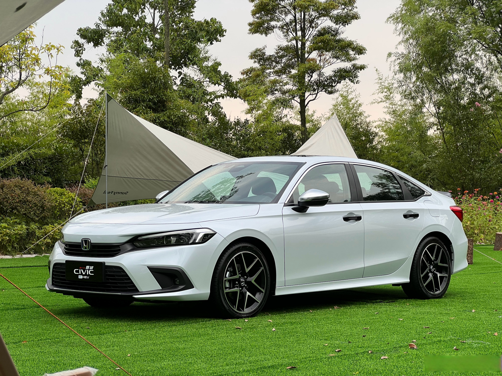 今天试驾十一代思域三厢的e:hev混动,这是台挺不混动的混动车款.