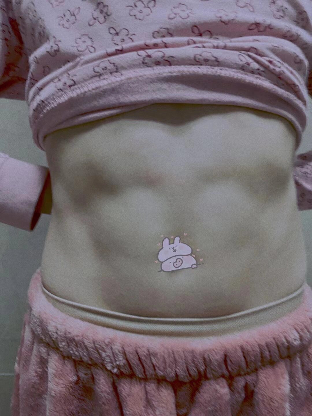 7岁芭蕾舞幼崽的腹肌