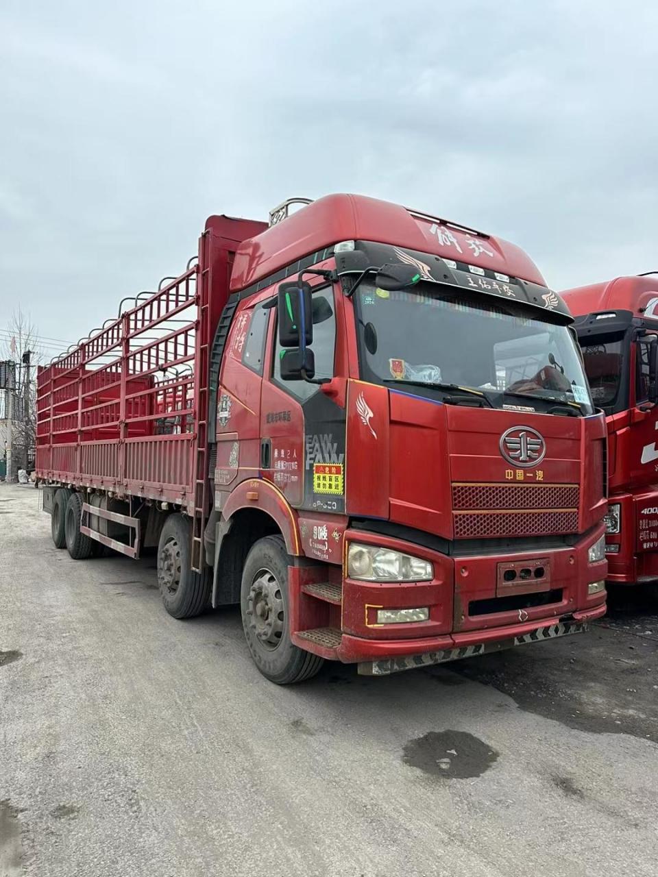 6米前四后八高栏载货车,国五,锡柴350马力发动机,一汽高低速12档变速