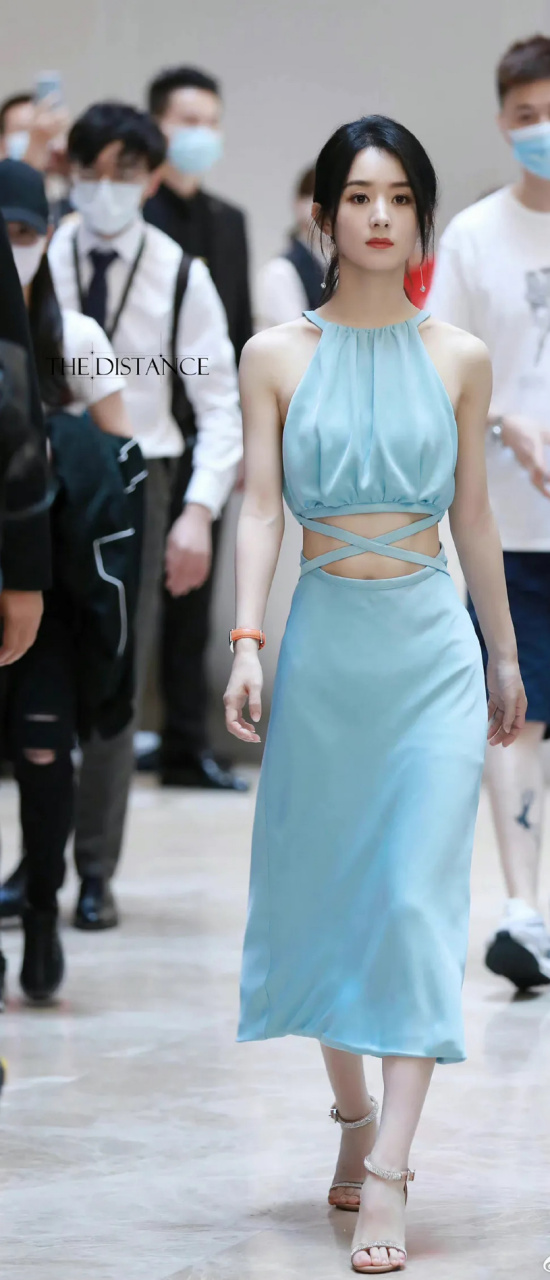 赵丽颖的腰就是以前很流行的a4腰吧?