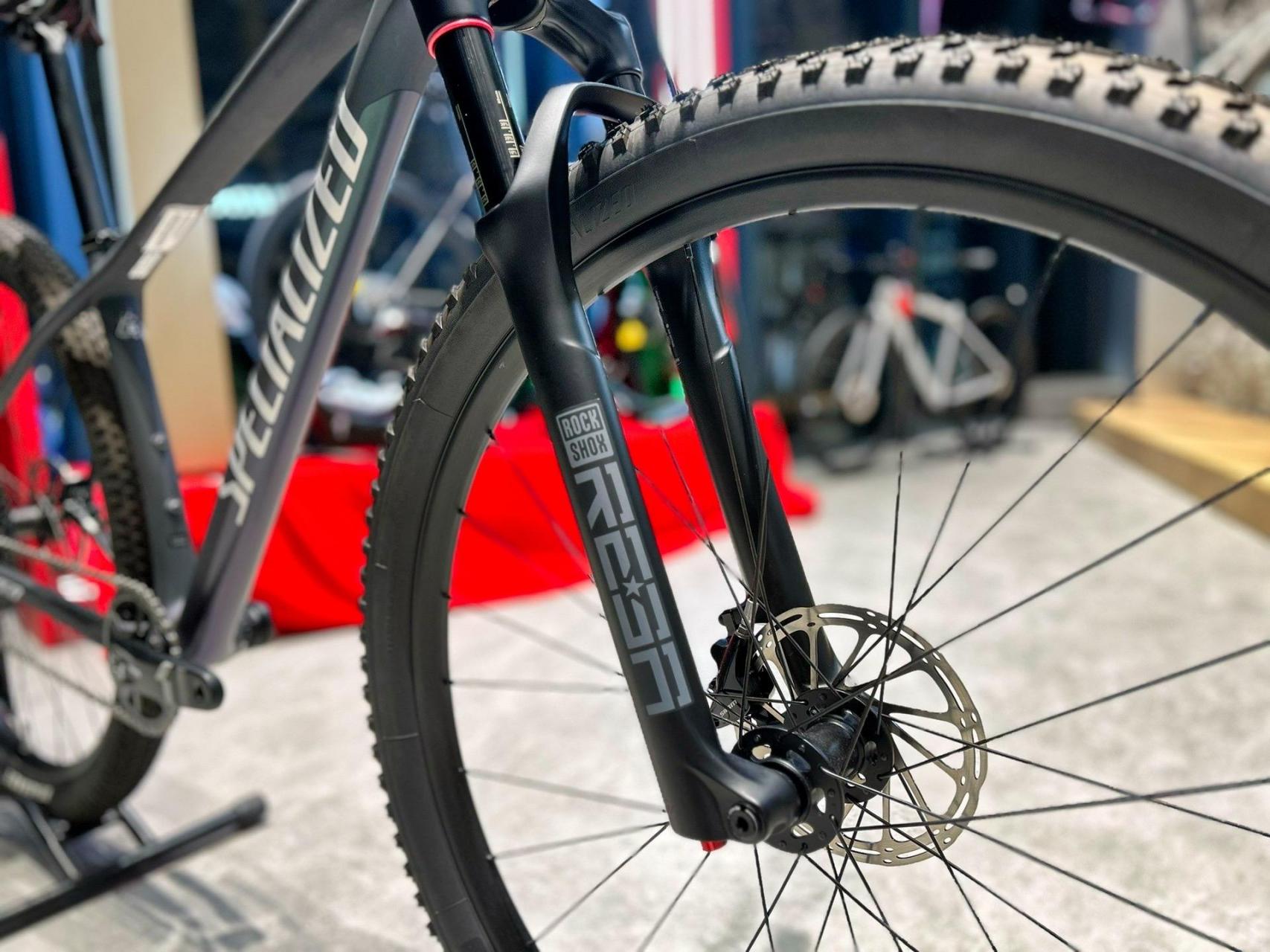 闪电epic ht是实力强劲的硬尾xc山地车.