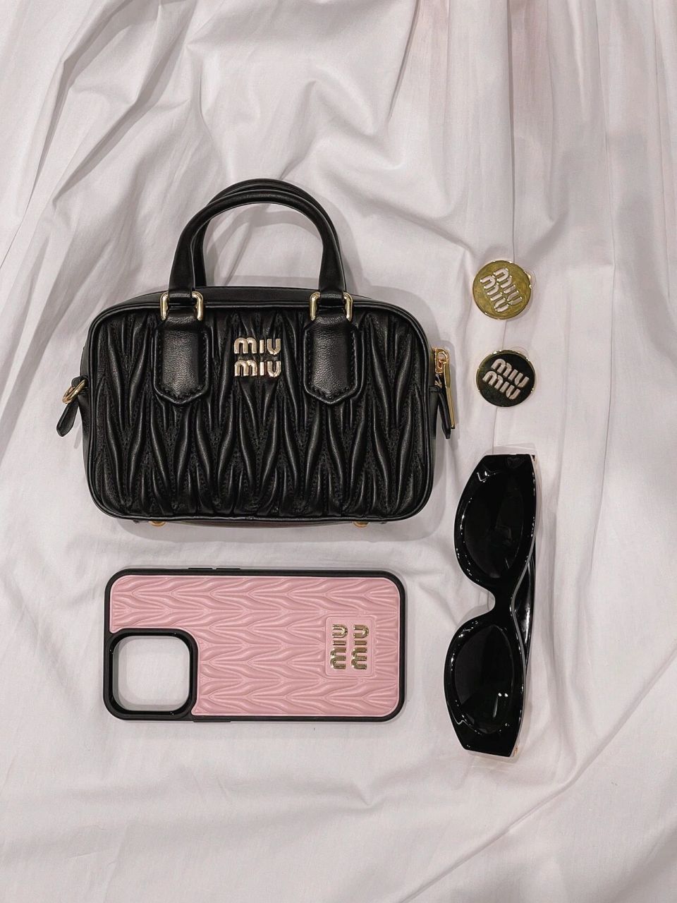 miumiu 超级迷你保龄球包 本周新品包包,采用「10x15x4cm的小巧廓形